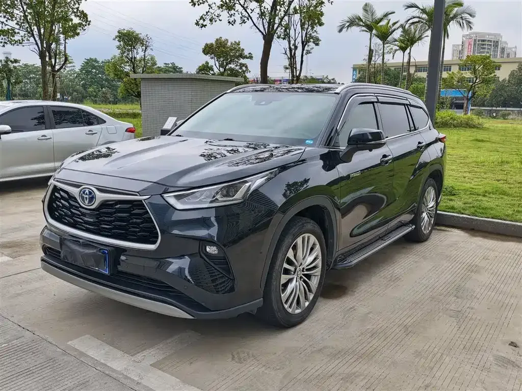 Toyota Highlander — фото 1