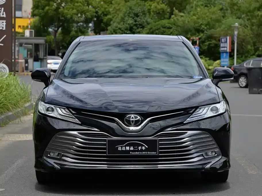 Toyota Camry — фото 1