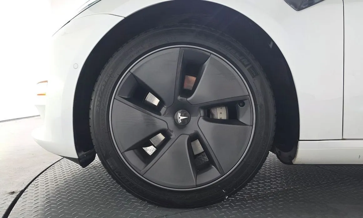 Tesla Model 3 — фото 10