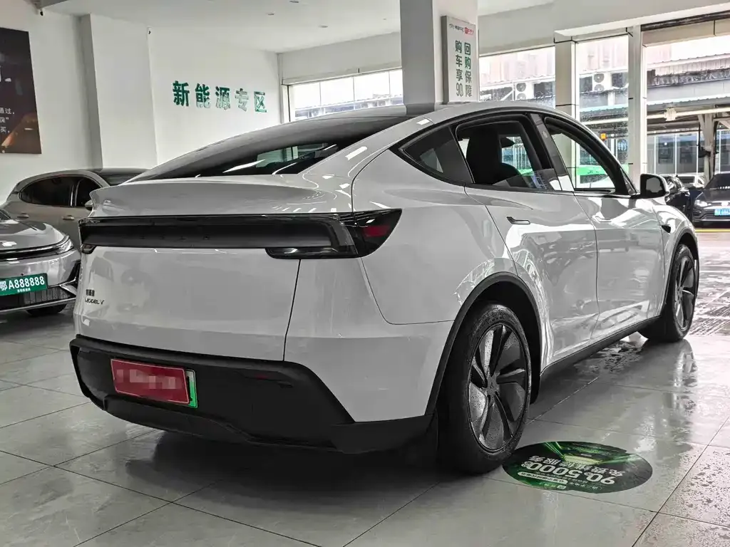 Tesla Model Y — фото 8