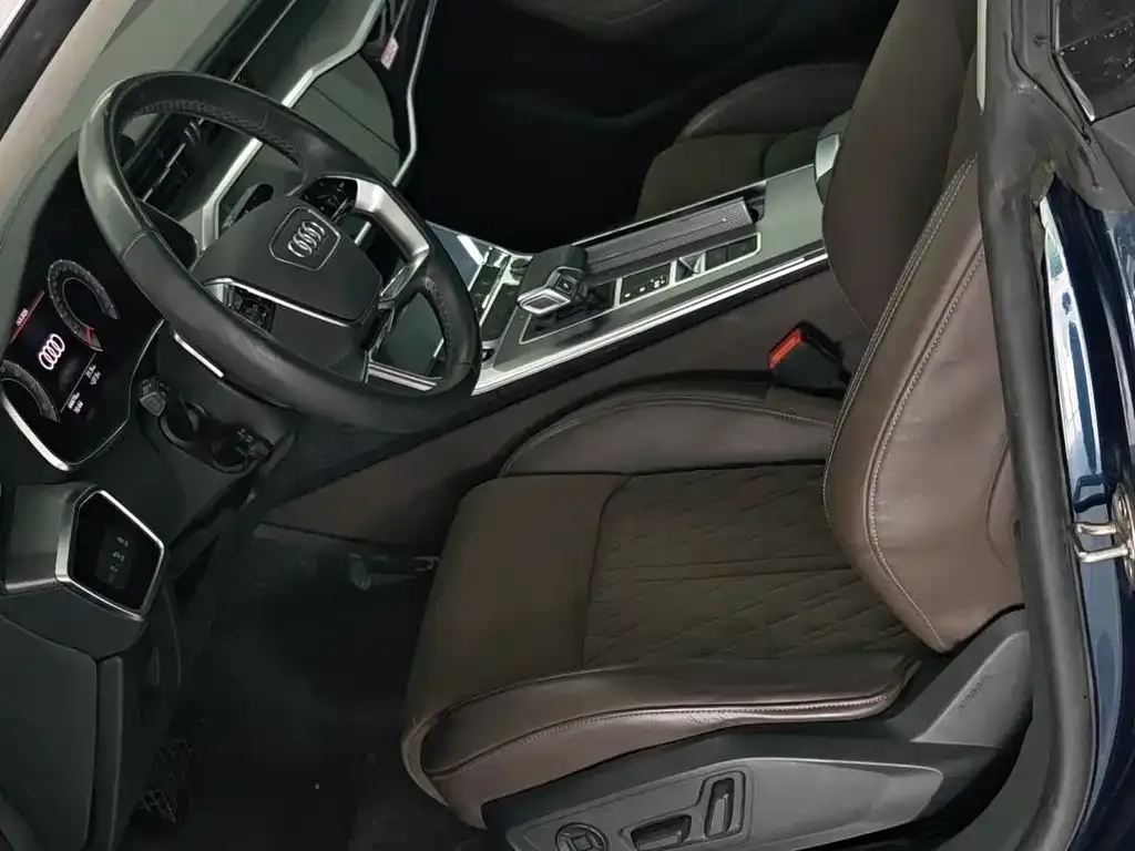 Audi A7L 2024 из CN, фото 7