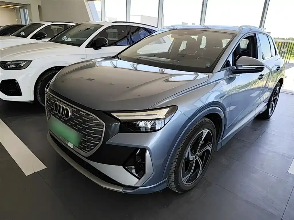 Audi Q4 e-tron — фото 1