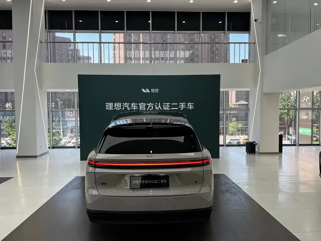 Li Auto i8 — фото 4