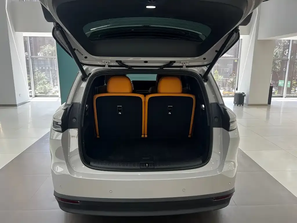 Li Auto i8 — фото 8