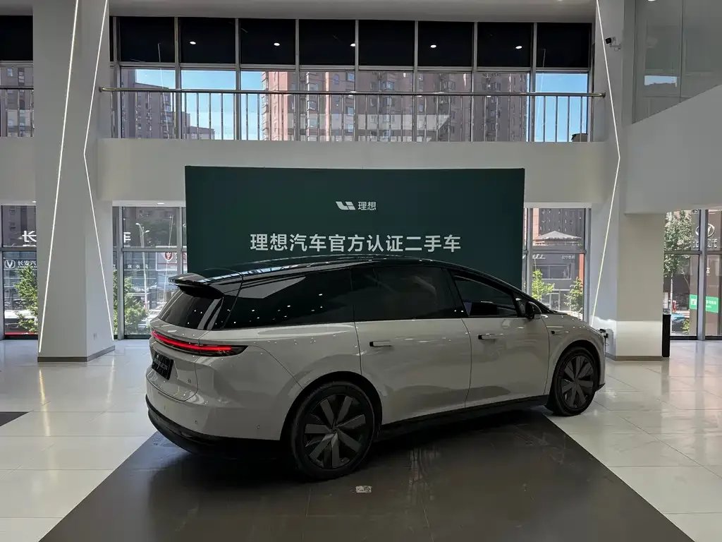 Li Auto i8 — фото 10