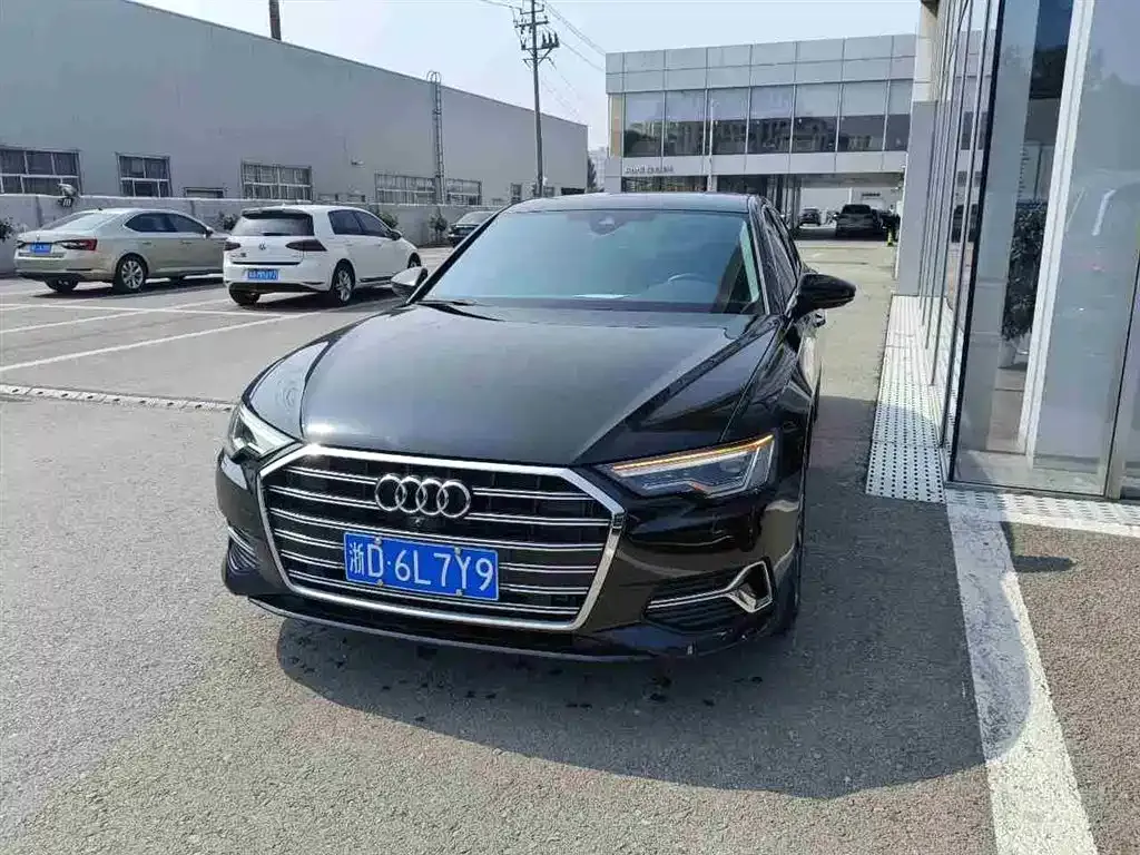 Audi A6L — фото 1