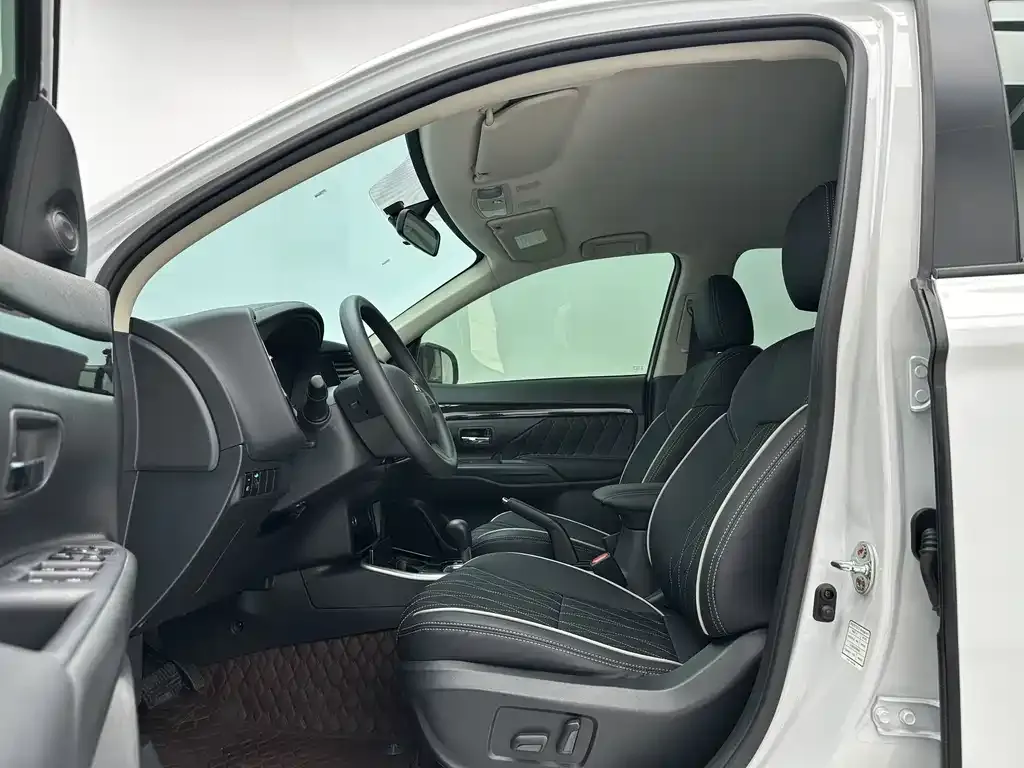 Mitsubishi Outlander 2023 из CN, фото 10