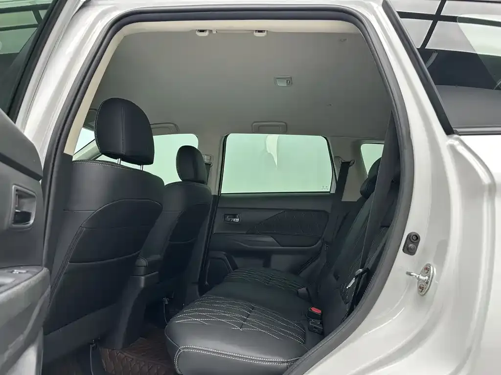 Mitsubishi Outlander 2023 из CN, фото 5