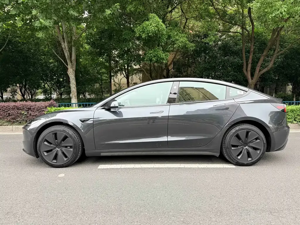 Tesla Model 3 — фото 10