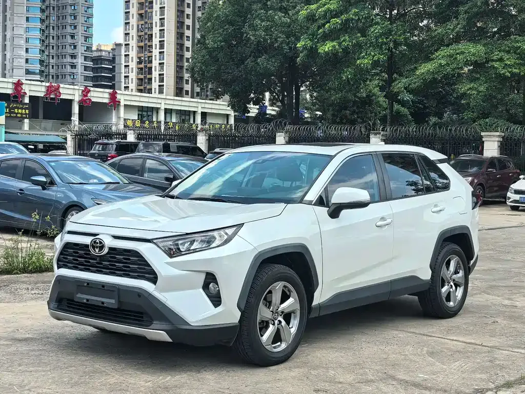 Toyota RAV4 — фото 1