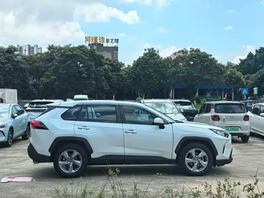 Toyota RAV4 — фото 6