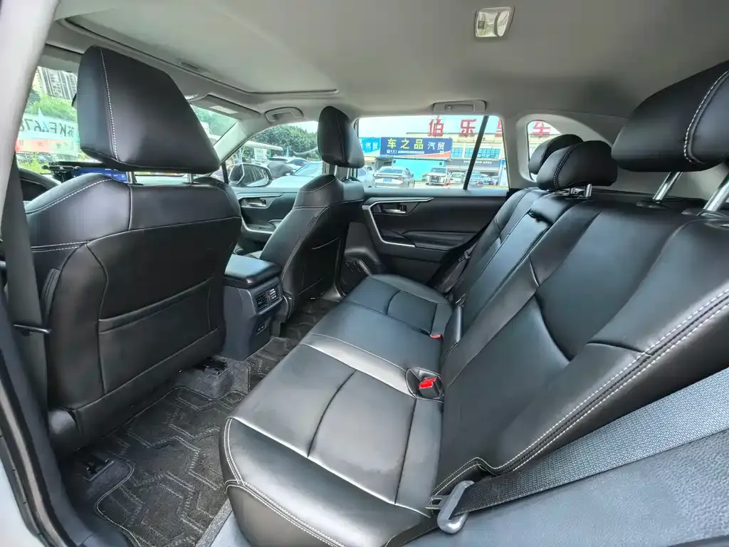 Toyota RAV4 — фото 4