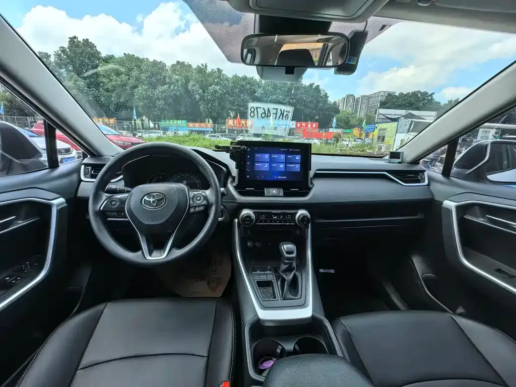 Toyota RAV4 — фото 2