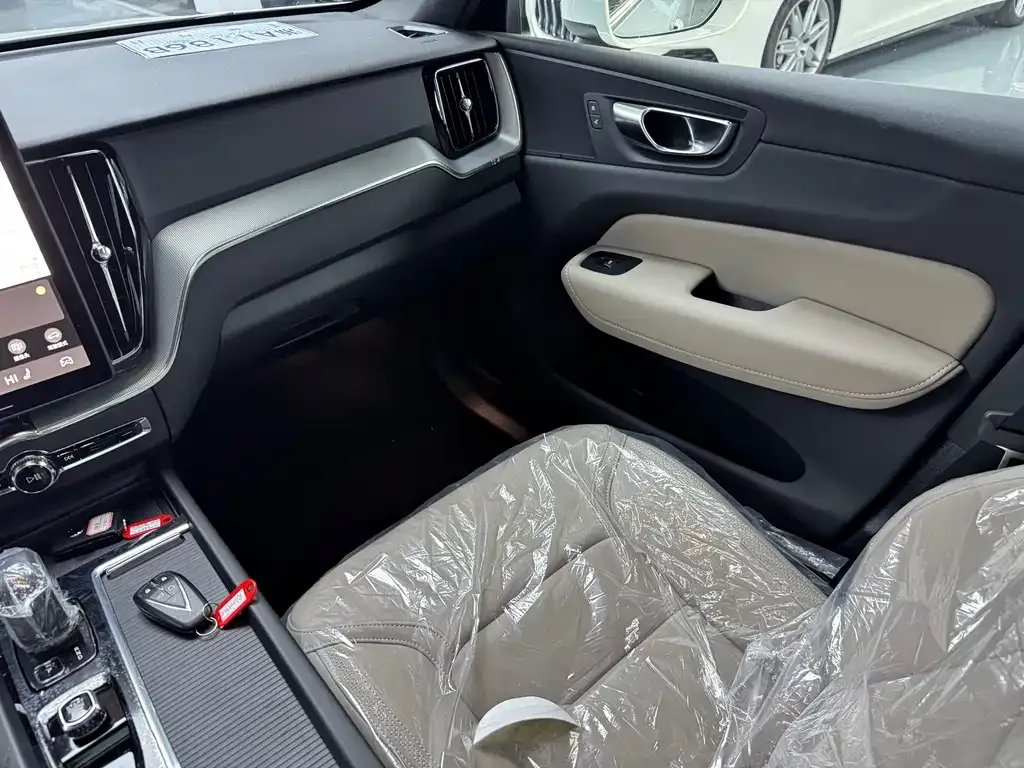Volvo XC60 — фото 9