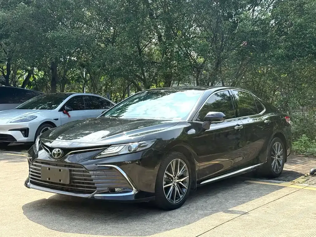 Toyota Camry — фото 1