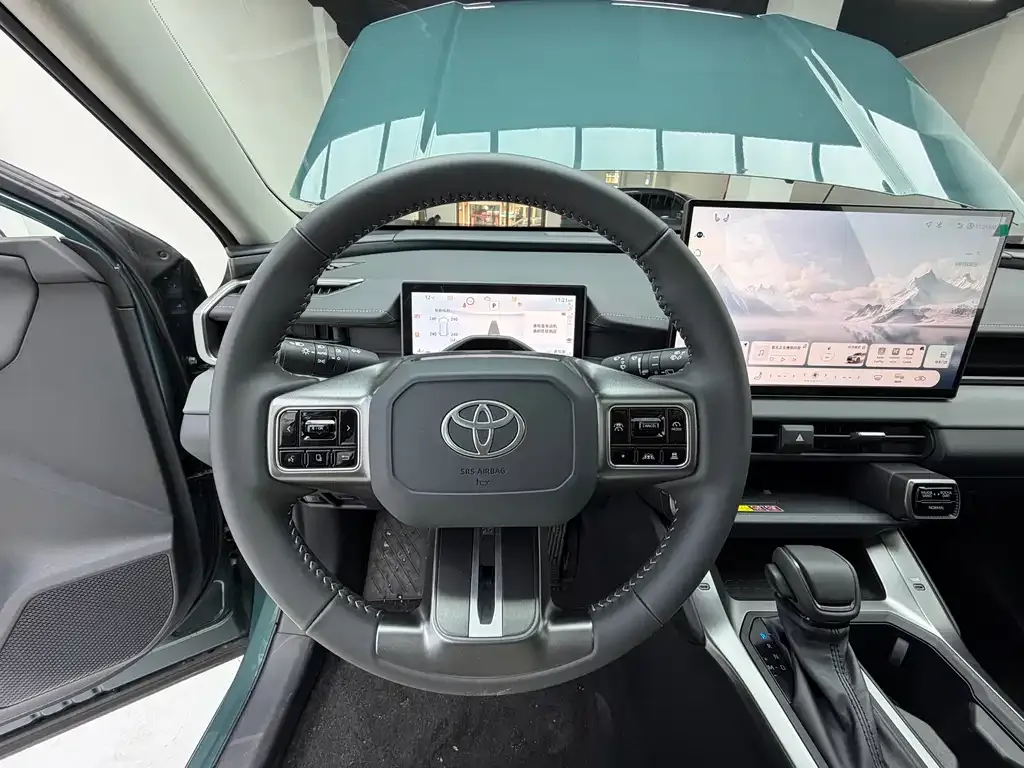 Toyota RAV4 — фото 7