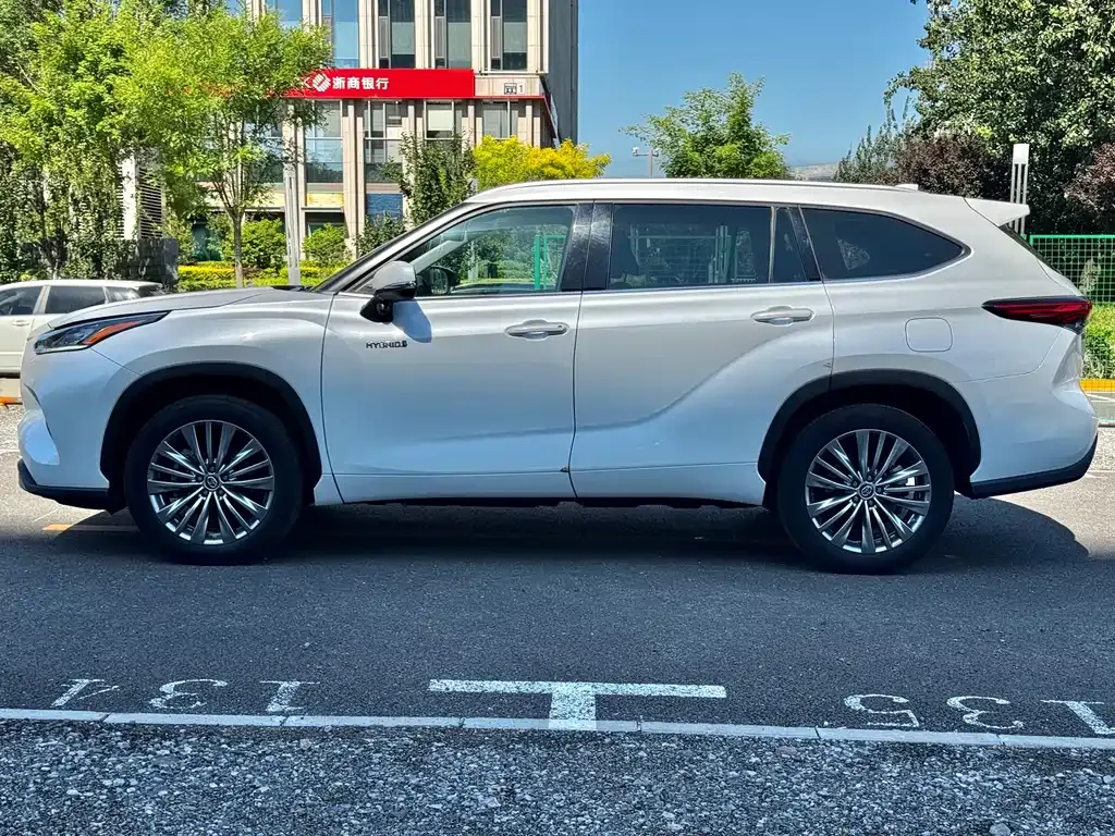 Toyota Highlander — фото 10
