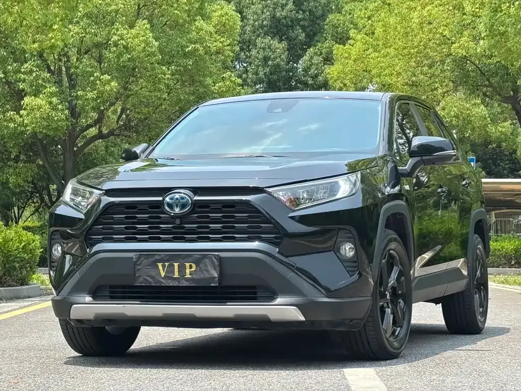 Toyota RAV4 — фото 1