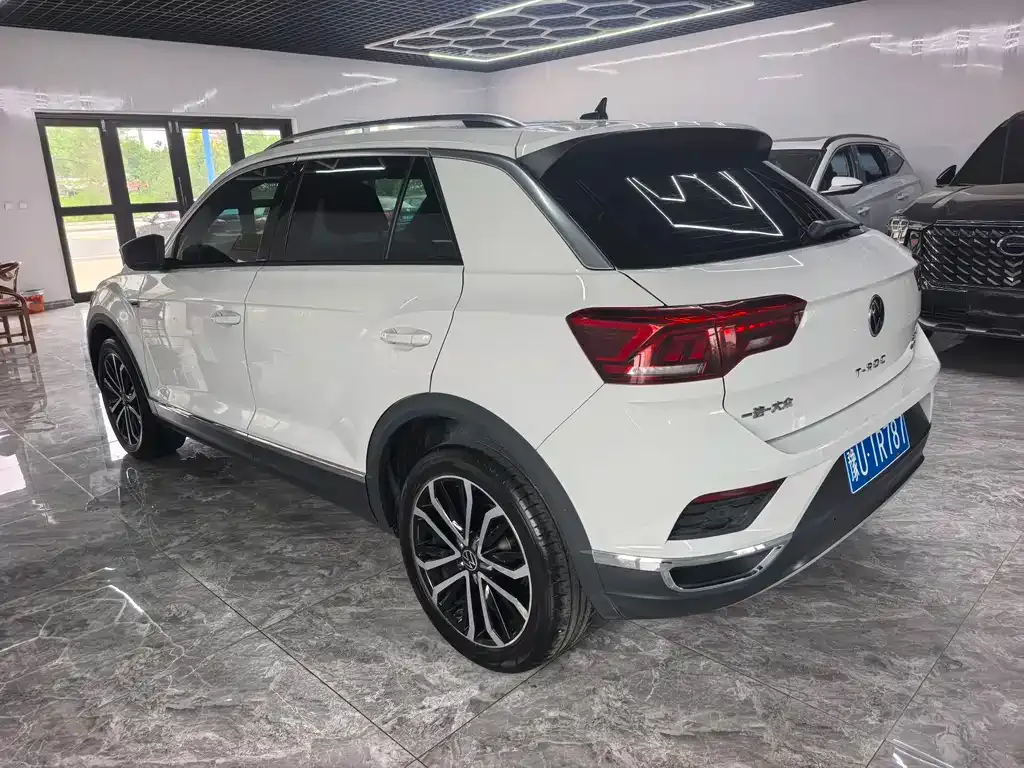 Volkswagen T-Roc — фото 10