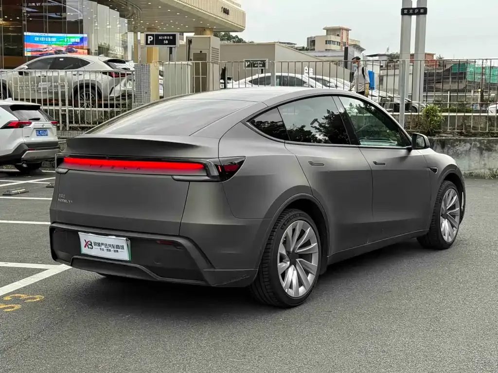 Tesla Model Y — фото 10