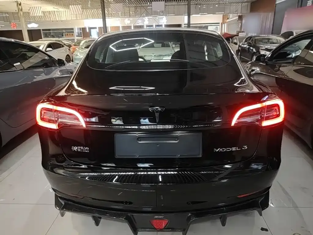 Tesla Model 3 — фото 4