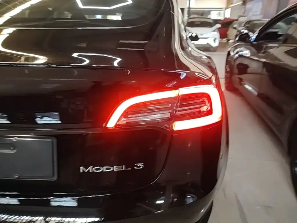 Tesla Model 3 — фото 8