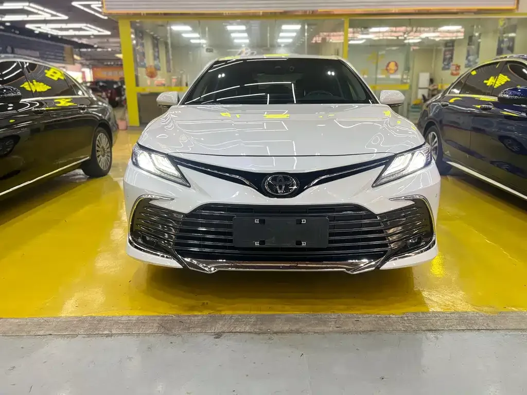Toyota Camry — фото 1