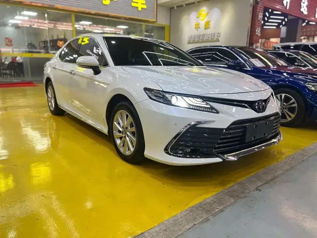 Toyota Camry — фото 2