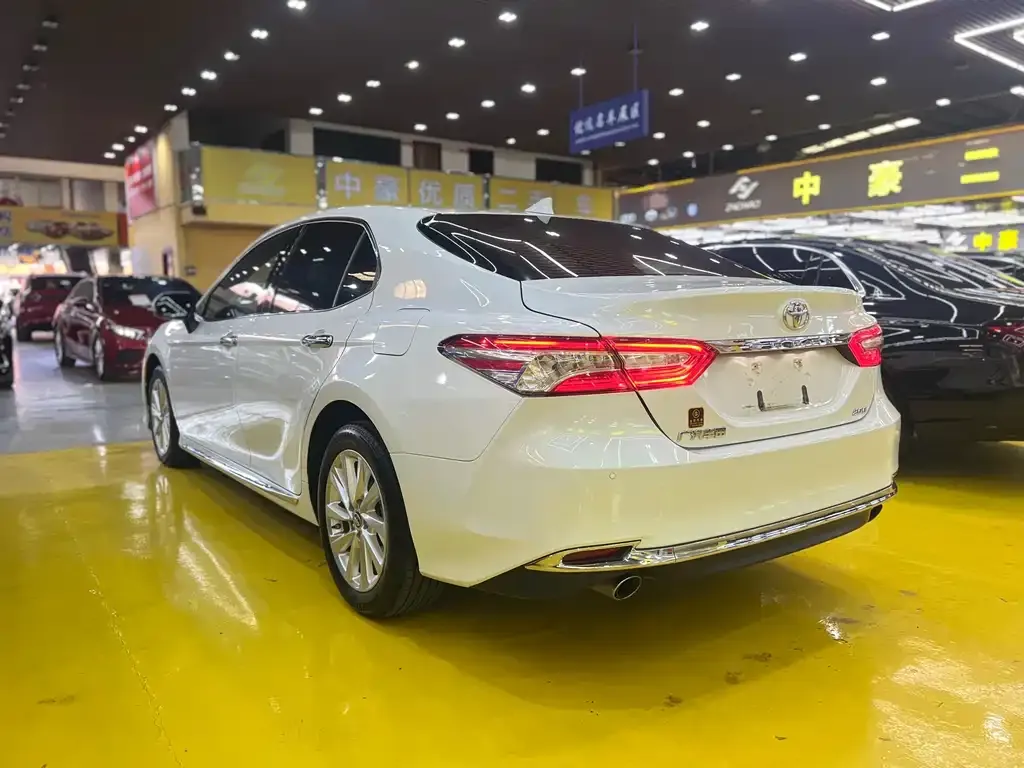 Toyota Camry — фото 3