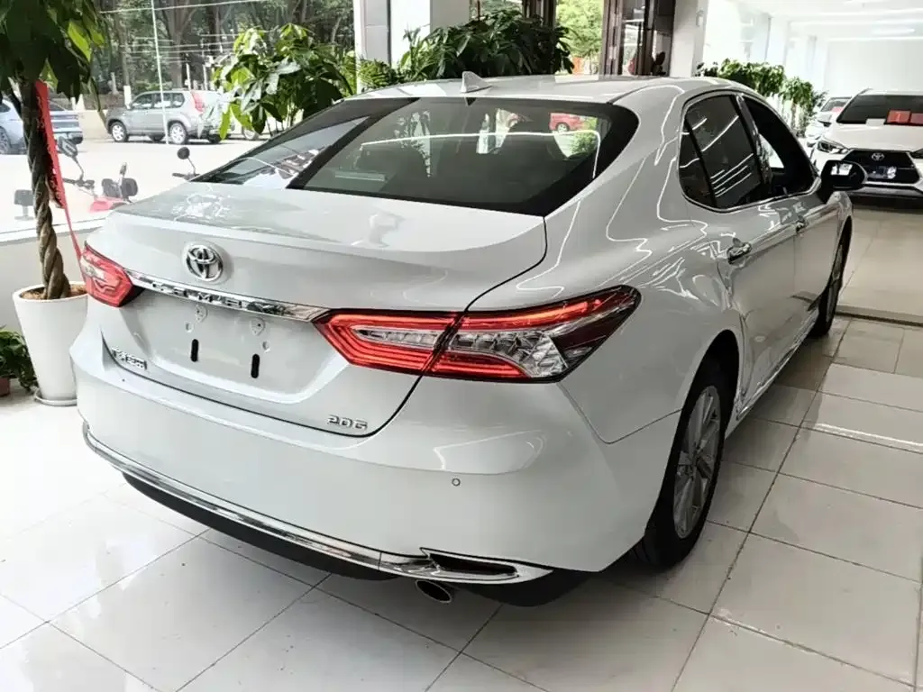 Toyota Camry — фото 7