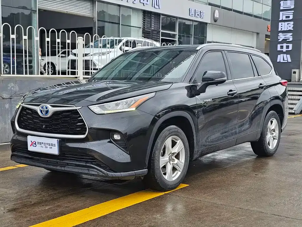 Toyota Highlander — фото 1