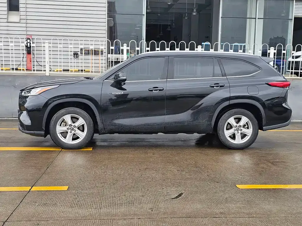 Toyota Highlander — фото 10