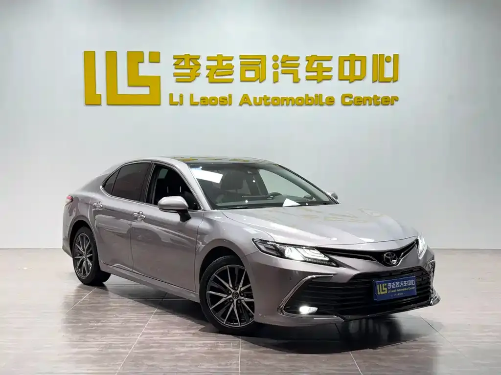 Toyota Camry — фото 1