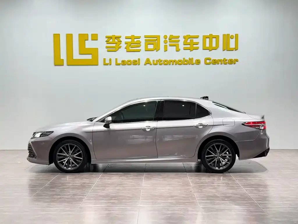 Toyota Camry — фото 5