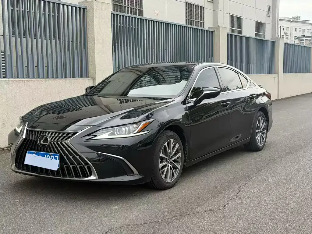 Lexus ES — фото 1