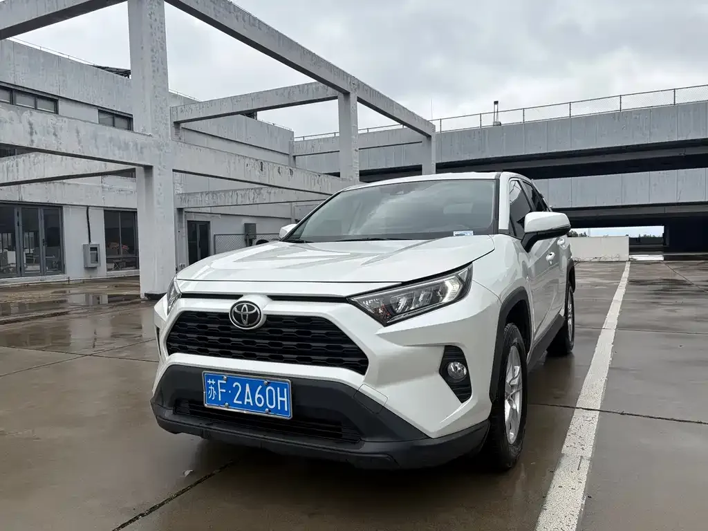 Toyota RAV4 — фото 1