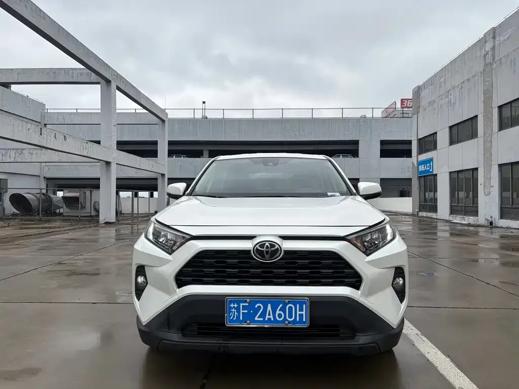 Toyota RAV4 — фото 5