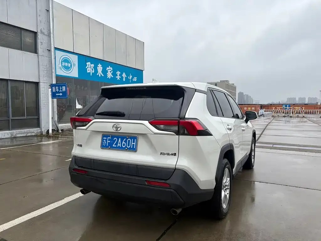 Toyota RAV4 — фото 4