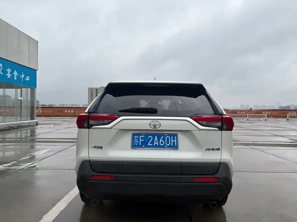 Toyota RAV4 — фото 2