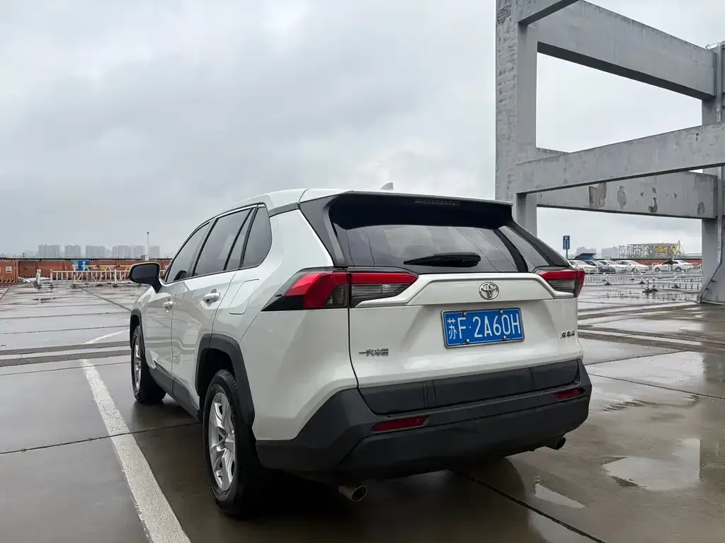 Toyota RAV4 — фото 3