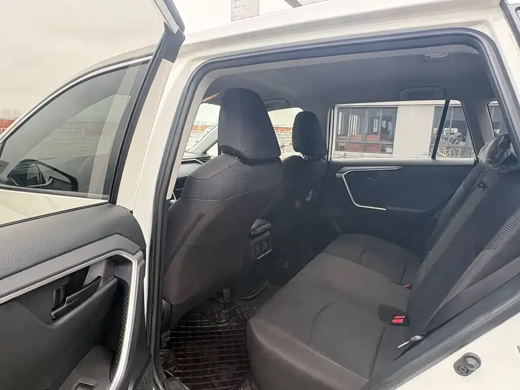 Toyota RAV4 — фото 9