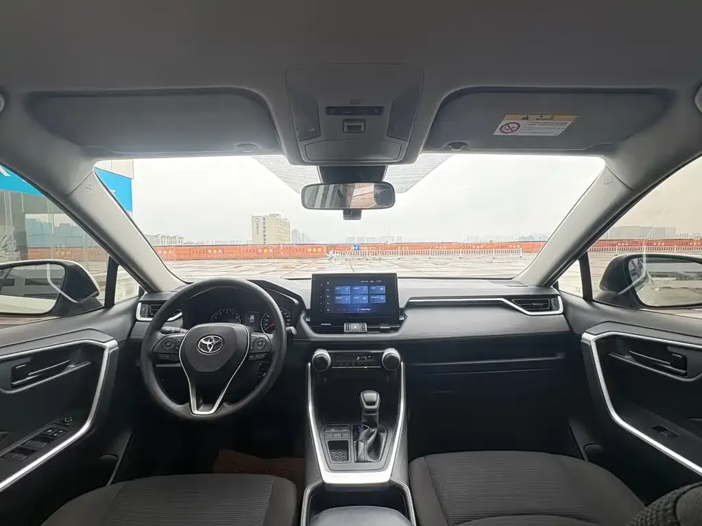 Toyota RAV4 — фото 7