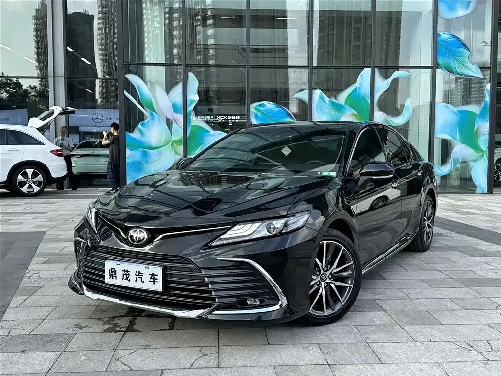 Toyota Camry — фото 1