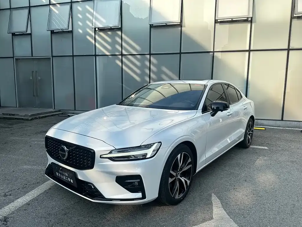 Volvo S60 — фото 1