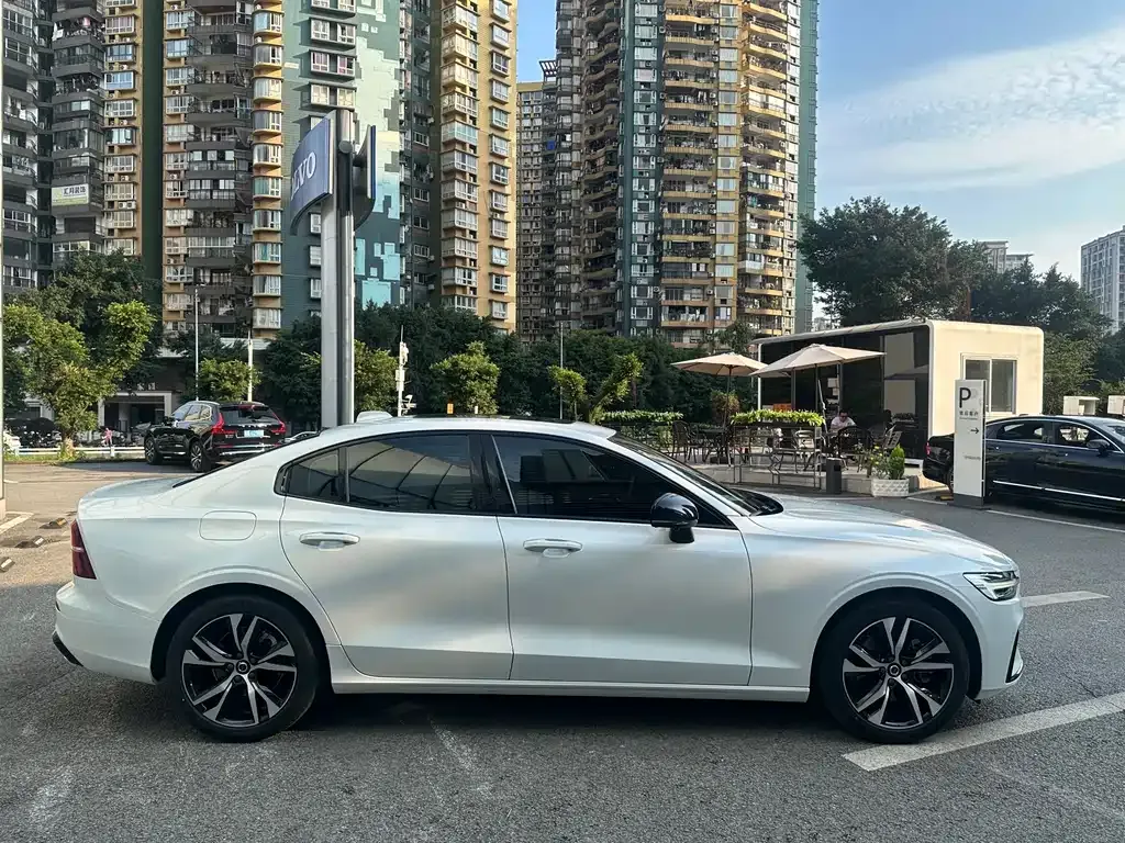 Volvo S60 — фото 10