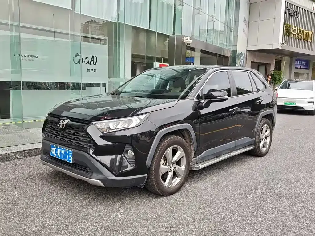 Toyota RAV4 — фото 1