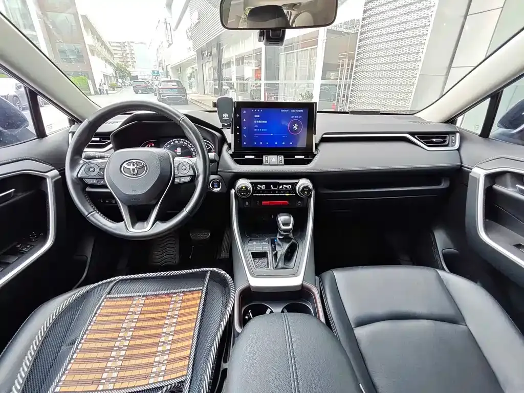 Toyota RAV4 — фото 9