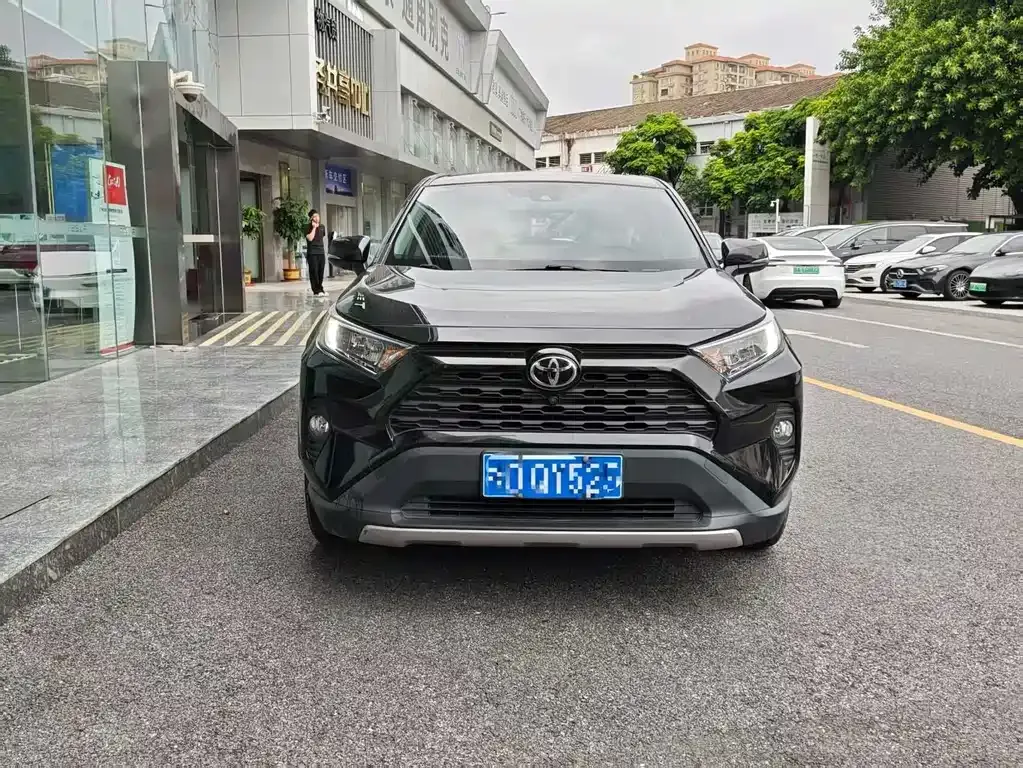 Toyota RAV4 — фото 10