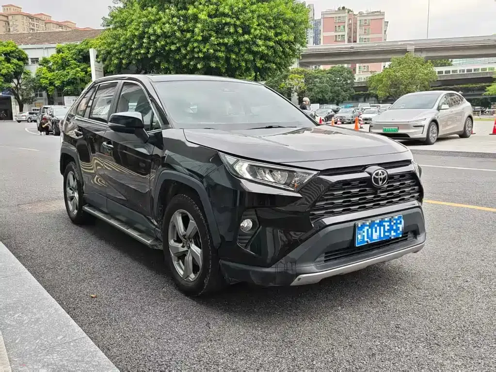 Toyota RAV4 — фото 6