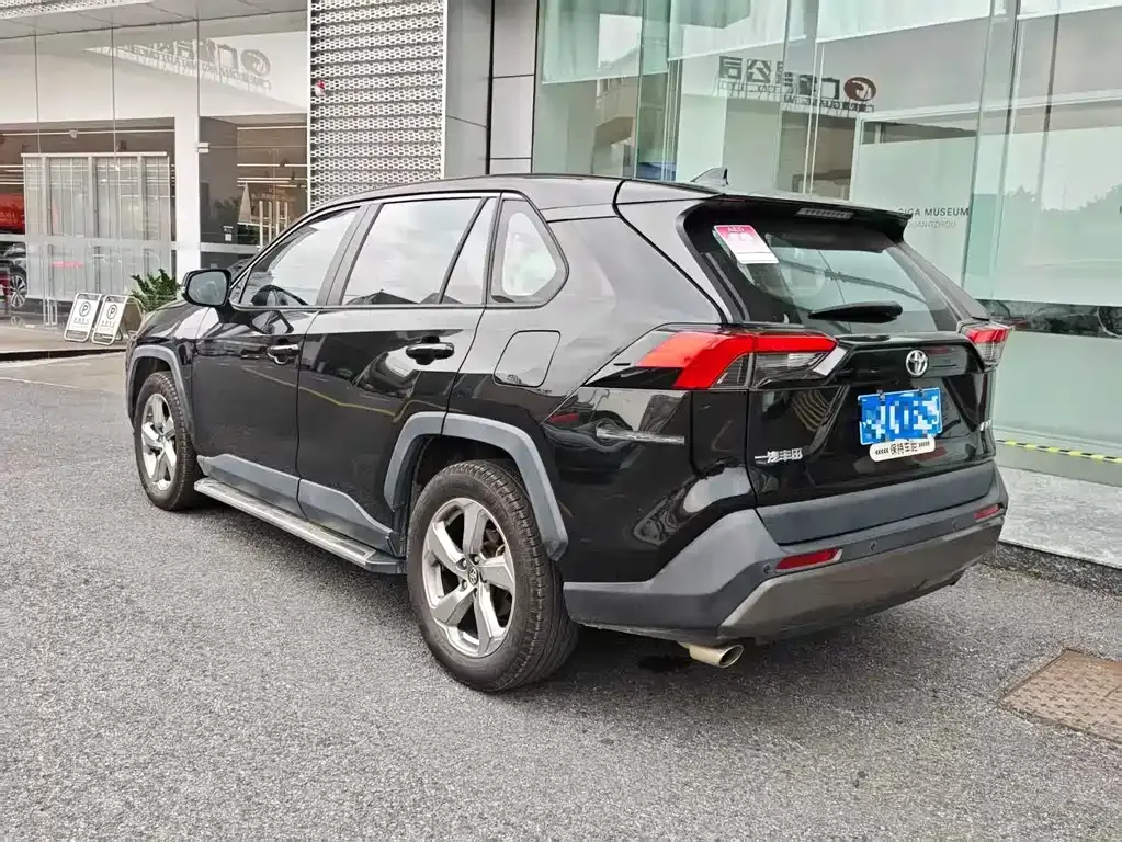 Toyota RAV4 — фото 4